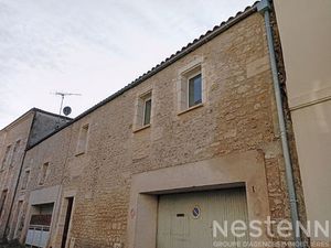 Appartement de 52 m²  rénové   en plein centre ville de Saujon avec grand garage.