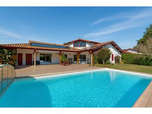 Vente maison 5 pièces  187.00m²  Jatxou