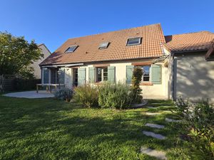 Maison familiale de 5 pièces - proche du centre de St Cyr en