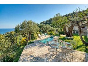 Roquebrune Cap Martin - Villa 222 m2 terrain 2 000 m2 double garage 5 parkings piscine