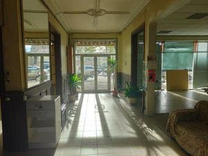 Immeuble avec commerces  habitations  dépendances et jardins