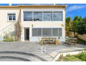 Vente  Fabregas  à deux pas de la plage  villa rénovée  6 chambres  piscine.