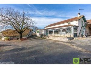 Corps de ferme avec grange   1 hectare de terrain.