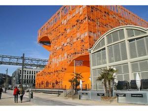 Location Local Professionnel 1 979m²