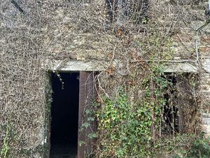 Petite bâtisse en pierres mitoyenne à rénover