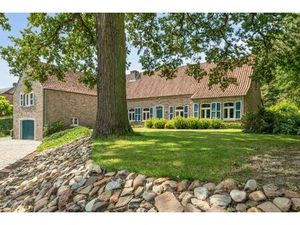 Ruim  karaktervol landhuis met parkachtige tuin op perceel van 16a29ca.