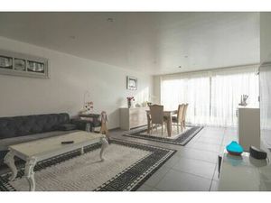 Roeselare-centrum: Recent ruim gelijkvloers appartement met 2 slaapkamers  tuin / patio en