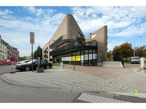 Instapklaar kantoor of commercieel gelijkvloers op uistekende locatie