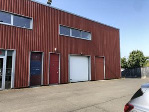 Location Local Professionnel 298m²
