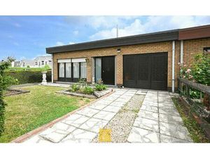 charmante driegevelbungalow met tuin en garage in hartje Loppem