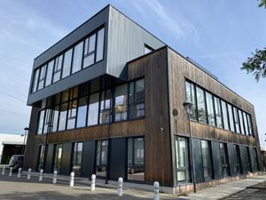 Location Local Professionnel 3 888m²