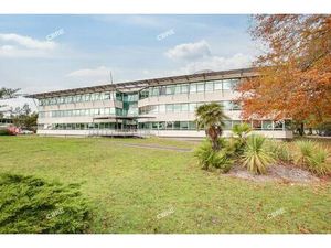 Location Local Professionnel 2 718m²