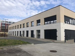 Location Local Professionnel 884m²