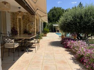 Villa de plain pied dans un quartier résidentiel d'Uzès sur un terrain de 1500 m2 avec...
