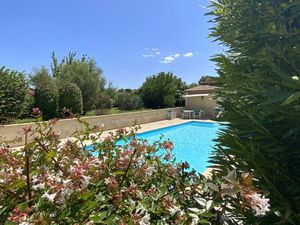 Villa de plain pied sur un terrain de 2300 m2 avec piscine.