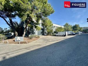 Local d'activités et bureaux à LOUER sur un site sécurisé avec places de parking à VITROLL