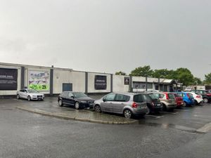 Location Local commercial 906m²