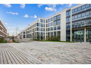 Location Local Professionnel 25 685m²