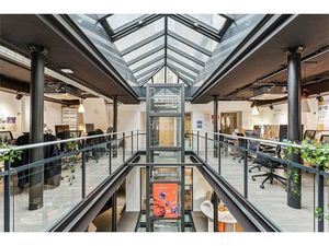 Location Local Professionnel 862m²