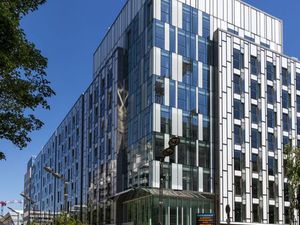 Location Local Professionnel 6 126m²