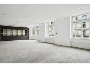 Location Local Professionnel 879m²