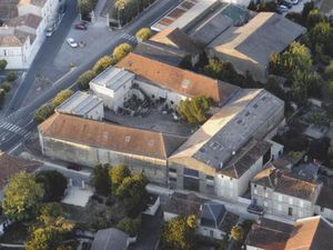 Ensemble immobilier 3 logements + 2 surfaces de vente + hangar + atelier + cour