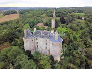 Château du XIIIe siècle  Monument Historique  à restaurer dans l