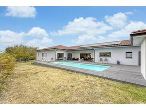 Propriété de 267 m² avec terrain de 2 212 m² et piscine avec vue