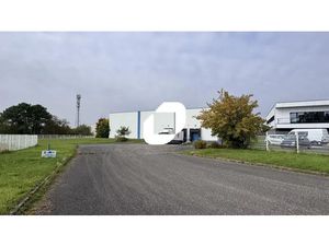 A LOUER  ENTREPOT AVEC QUAIS