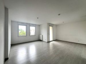 STUDIO de 35 90 m² à LIEUSAINT + BALCON + PLACE DE PARKING