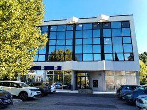 Location Local Professionnel 290m²