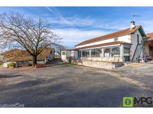 Corps de ferme avec grange   1 hectare de terrain.