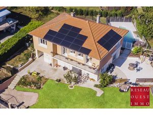 MAISON FAMILIALE DE 180M2 AU COEUR DU VILLAGE DE SAINT GENIS