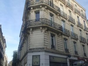 Situé en angle de rue  au rdc avec 2 vitrines:local commercial comprenant une grande pièce