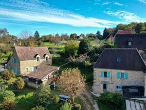 Secteur Sarlat- Ensemble immobilier en pierre de 2 maisons sur 2000 m² arborés