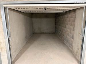 Garage fermé en face de la gare