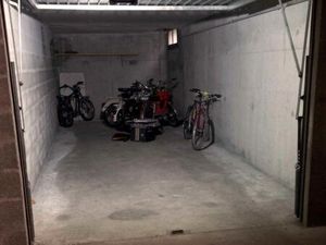 Garage box couvert dans résidence