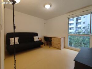 Très beau studio meublé au pied de la Défense