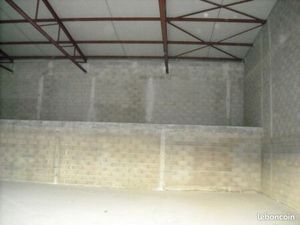 Emplacements sécurisés dans bâtiment pour camping-car  stockage  voiture  moto  bateau  re