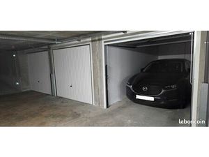 Garage avec borne de recharge elec