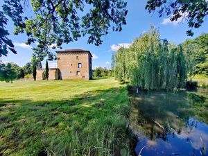 Un domaine  un ensemble immobilier  mille possibilités : longère  tour médiévale du XIIIe.