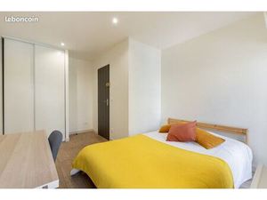 Chambre 8 pièces 160 m²