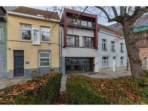 Commerce individuelle avec duplex bien situé au centre Hal