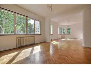 Molière  lumineux appartement trois chambres et bureau