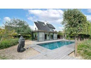 Villa avec piscine situé dans un quartier résidentiel