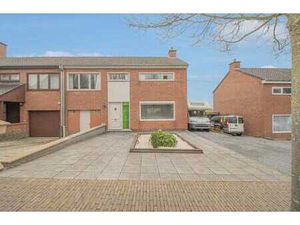 Halfopen woning op rustige ligging met verzicht  en veel ...