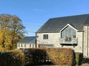 Groupe Arcade: immeuble 1x appartement 2ch et 1x entrepôt