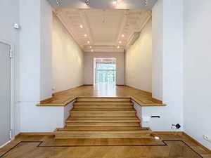 Sablon - Espace commercial sur 2 niveaux + bureau & terrasse