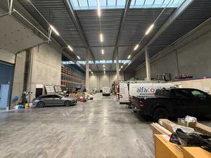 Opslagruimte van 1.003 m² & uitstekende visibiliteit lang...