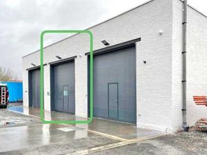 TE HUUR : MAGAZIJN OP 105 M²